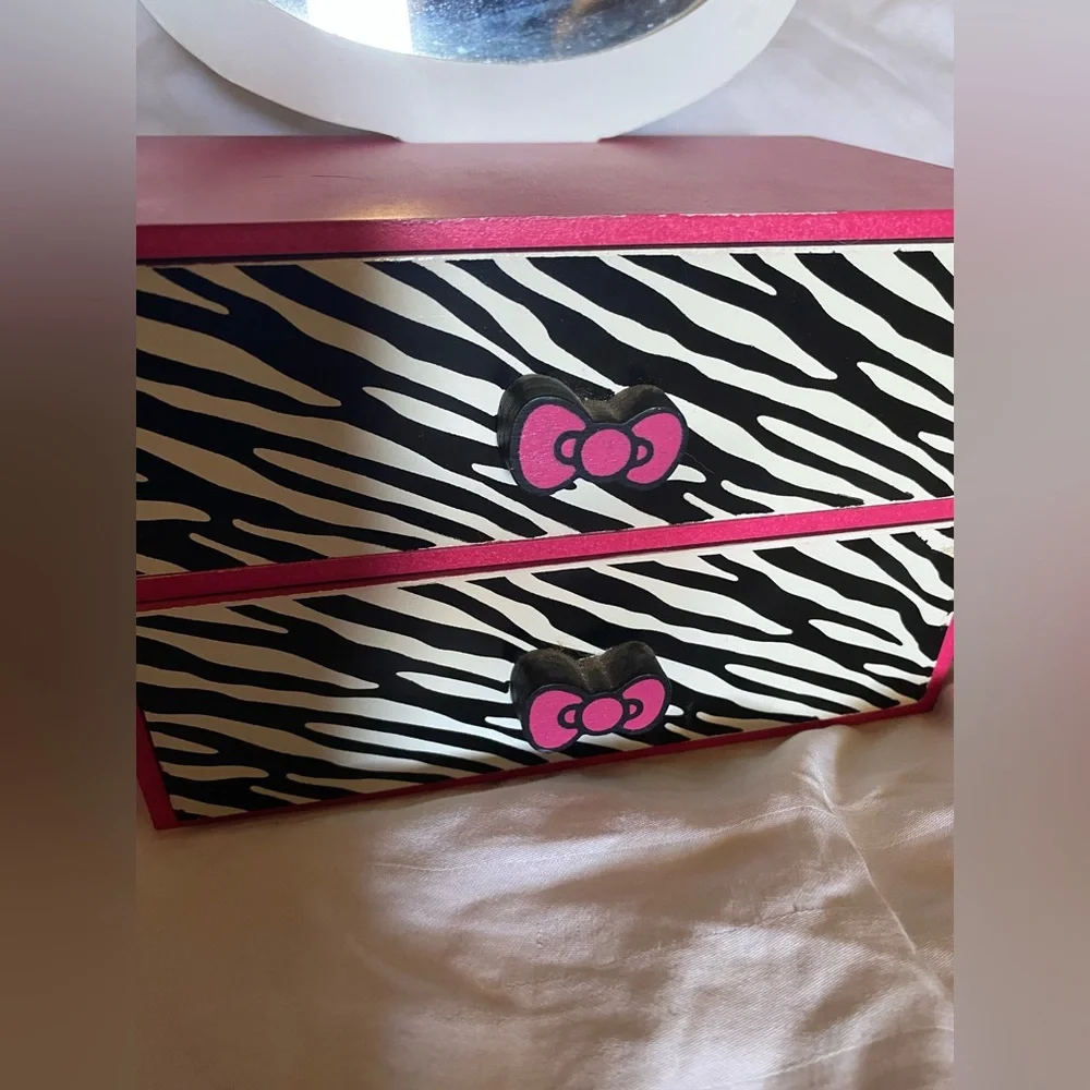 Hello Kitty Pink and Zebra Jewelry Box - Picture 5 of 12